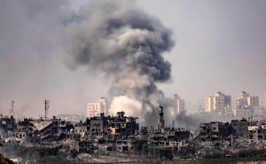 Mörk rök över Gaza.