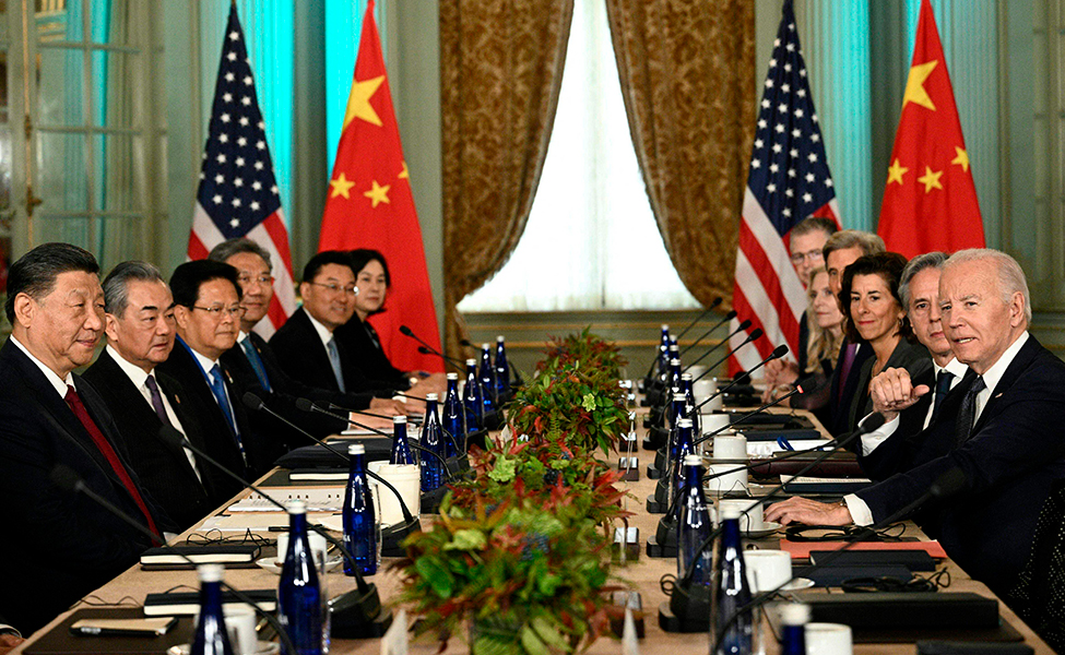 kineser och amerikaner på möte.