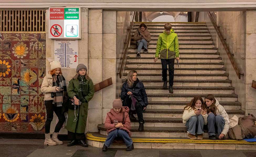 Människor söker skydd på en metrostation i Ukrainas huvudstad Kiev. Ryssland har attackerat Kiev med drönare.