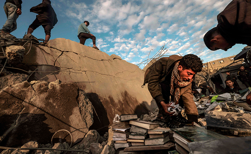 Gaza. Pojke gräver bland böcker.