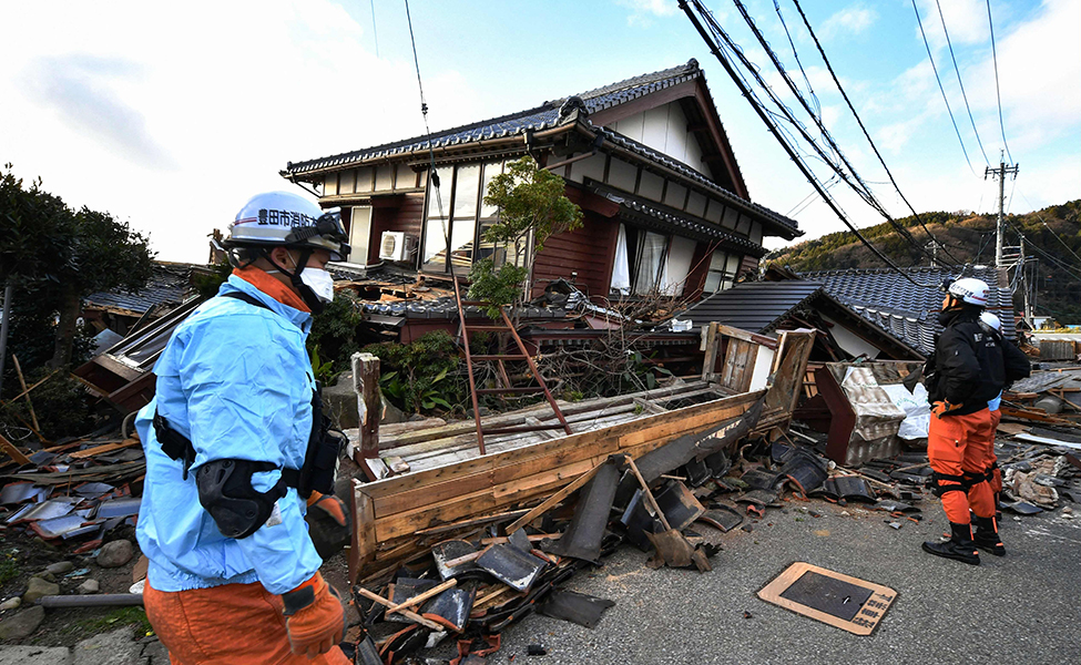 Räddningsarbetare letar efter människor som överlevt jordskalvet i Japan.