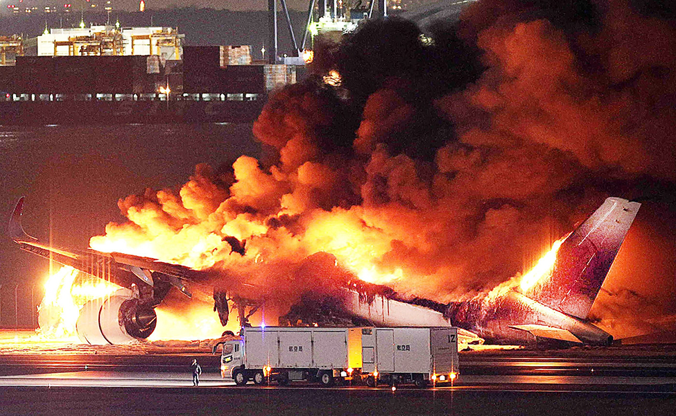 Två flygplan krockade och började brinna på ett flygfält i Japan.