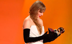 Artisten Taylor Swift håller ett Grammy-pris i handen.