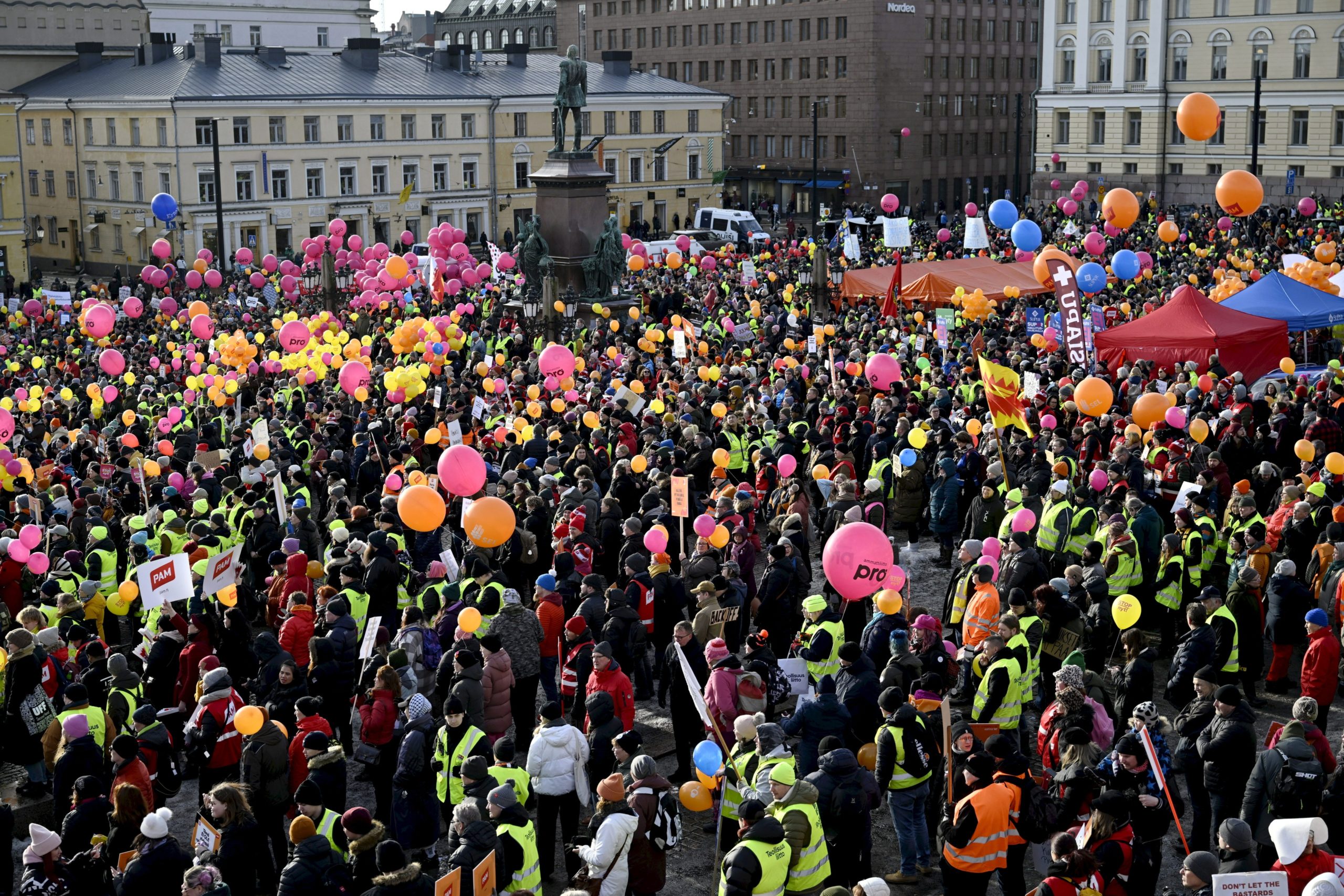 Demonstration på Senatstorget.
