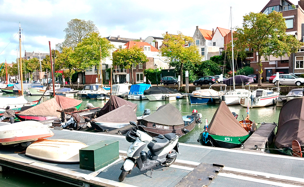 I Holland kan man åka båt längs kanaler.