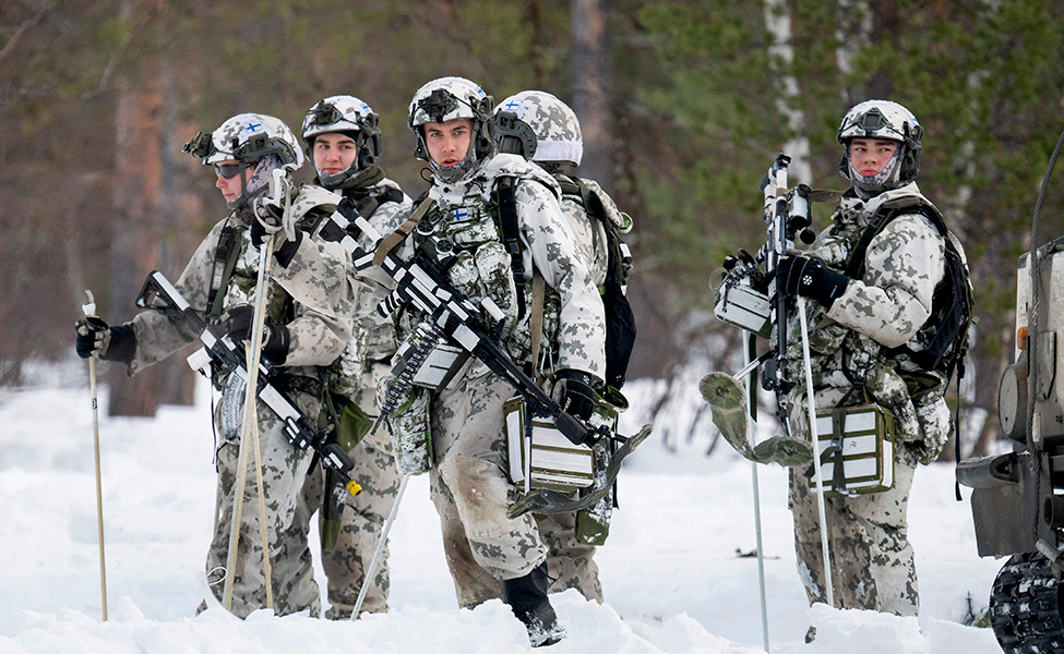 Finlandska soldater i ett landskap med snö.