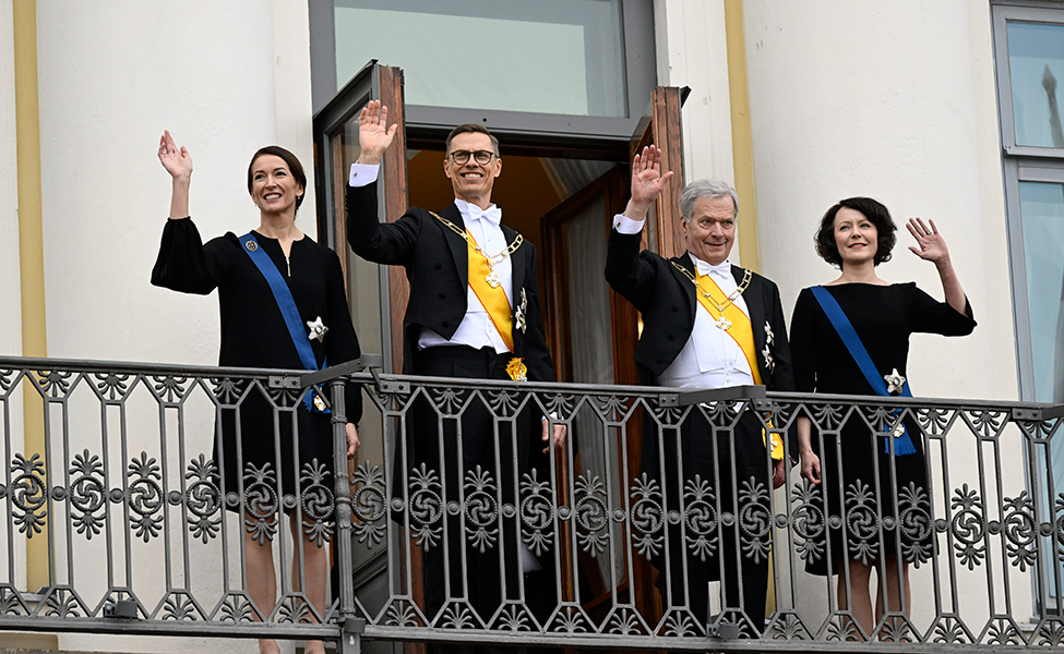 Fyra personer på balkongen till presidentens slott i Helsingfors. Från vänster vänster Suzanne Innes-Stubb, Alexander Stubb, Sauli Niinistö, Jenni Haukio.