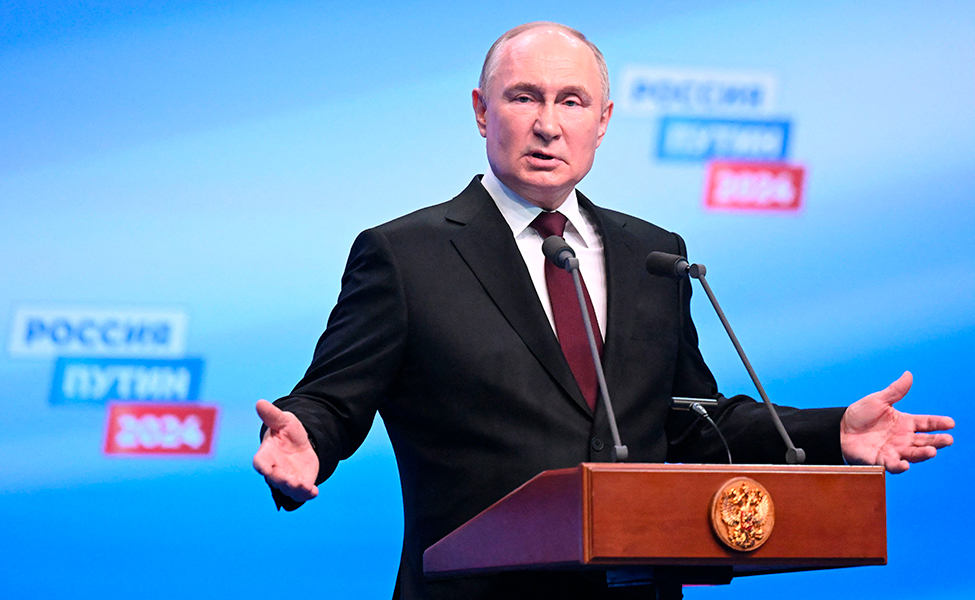 Vladimir Putin talar vid mikrofoner.