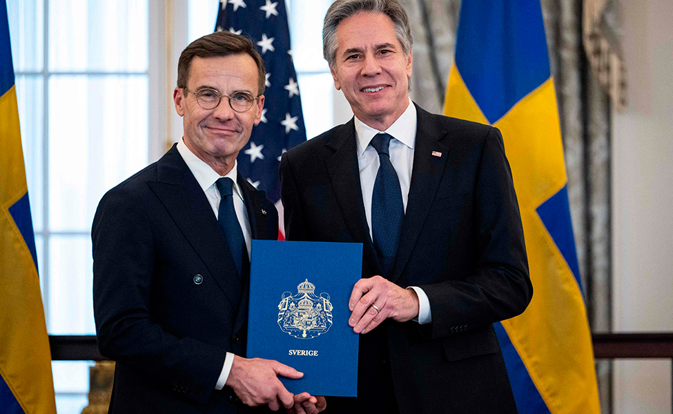 Sveriges statsminister Ulf Kristersson och USA:s utrikesminister Anthony Blinken håller i Sveriges anslutningsdokument till försvarsalliansen Nato.