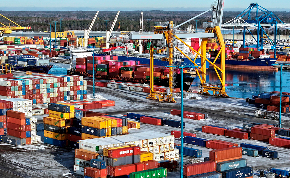 Bild från hamnen i Nordsjö i Helsingfors. På bilden syns lastningskranar och containrar och containerfartyg.