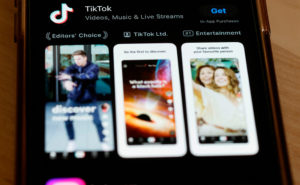 Bilden visar hur första sidan på Tiktok-appen ser ut på en mobiltelefons skärm.