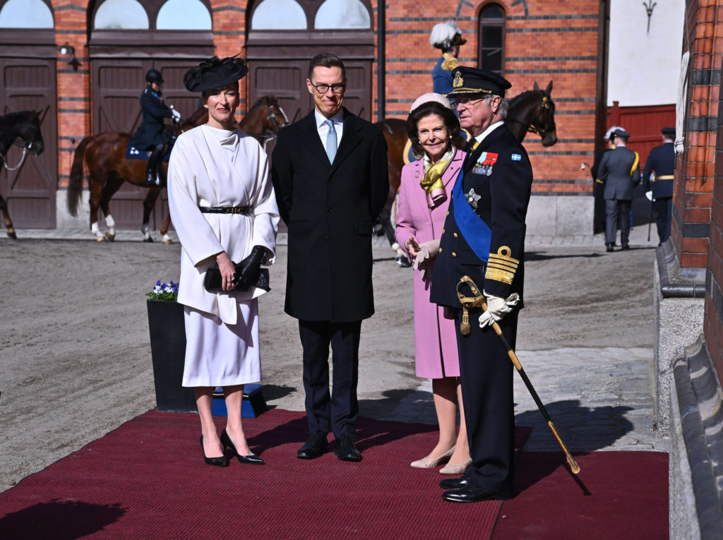 President Alexander Stubb med fru Suzanne Innes-Stubb och Sveriges kung Carl XVI Gustav och drottning Silvia vid de kungliga hovstallarna.