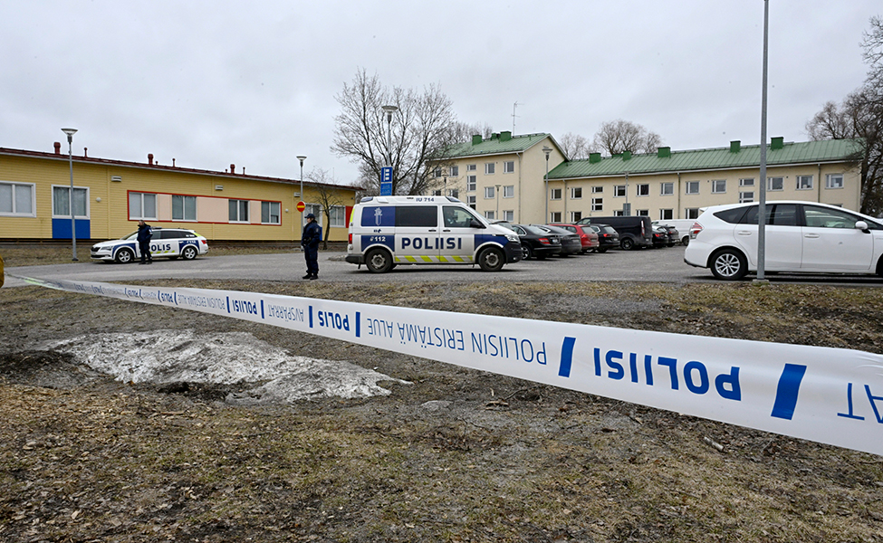 En elev sköt med pistol i en skola i Vanda på tisdagen. En elev dog och två skadades allvarligt i skjutningen.
