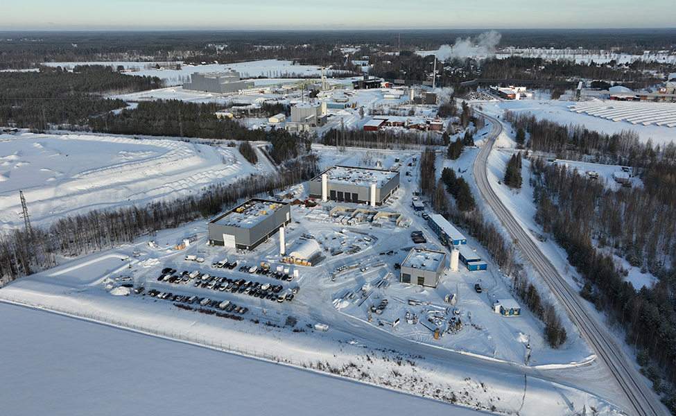 Ett fabriksområde med många byggnader fotograferat från luften.
