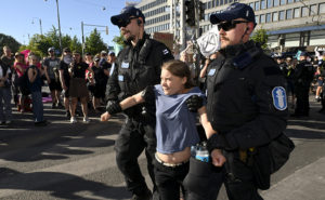 Greta Thunberg och poliser