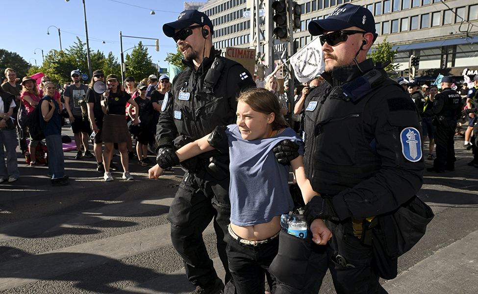 Greta Thunberg och poliser
