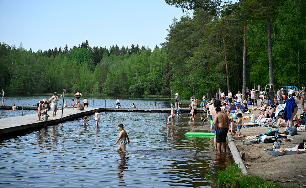 badstrand med folk