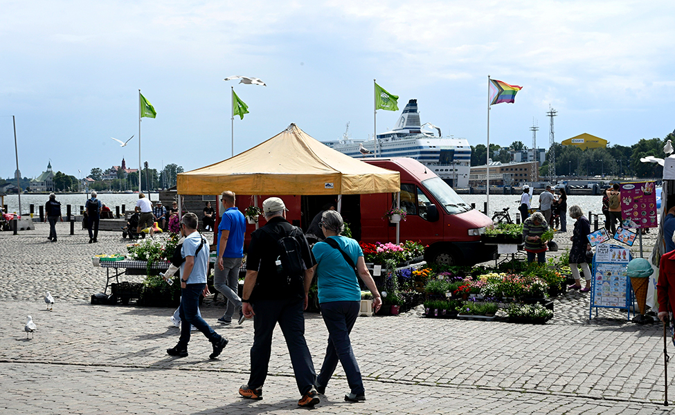 Människor på salutorget i Helsingfors den 17 juni.