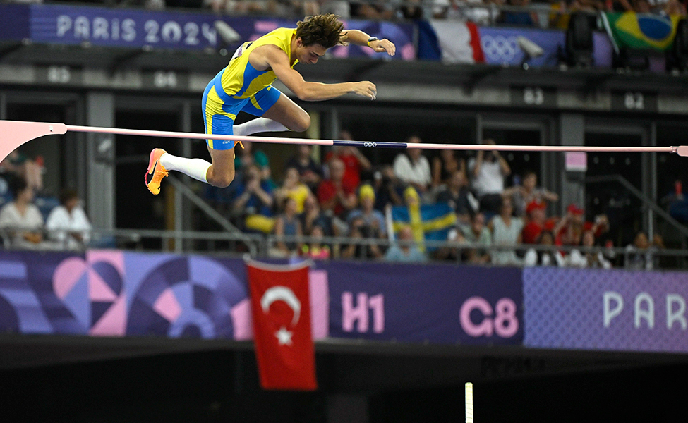 Armand Duplantis vann olympiskt guld i Paris på måndag kväll. Han satte dessutom nytt världsrekord i tävlingen.