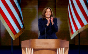 Kamala Harris vid flaggor