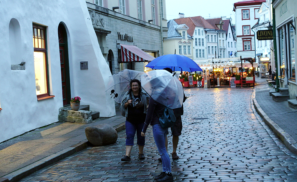 Turister promenerar gärna i gamla stan i Tallin i Estland.