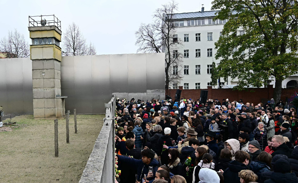 människor vid berlinmuren