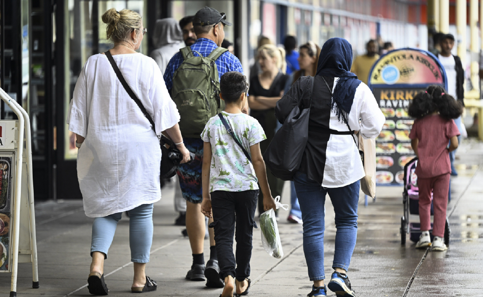 människor på en gata, sedda bakifrån