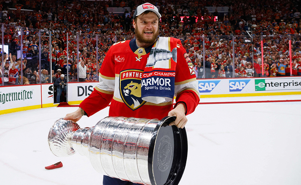 Alexander Barkov lyfte Stanley Cup-pokalen när hans klubb vann i NHL. Det här ögonblicket ansågs vara årets idrottsögonblick i fjol. 