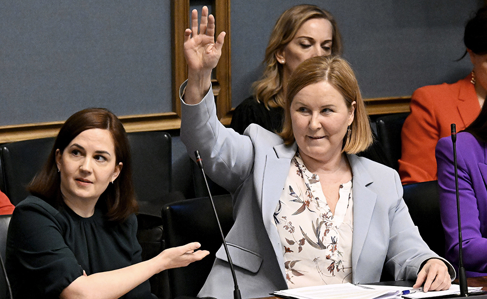 Ministrarna Sanni Grahn-Laasonen (till vänster) och Kaisa Juuso ansvarar för sociala frågor. 