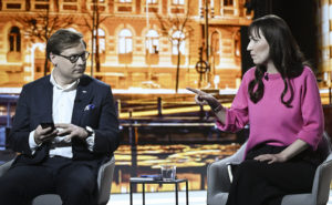 Daniel Sasonov och Eveliina Heinäluoma sitter och diskuterar.