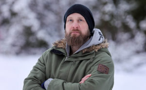 skäggig man med mössa