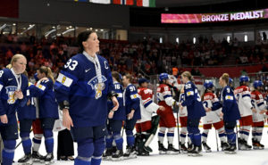 Kvinnliga ishockeyspelare på isen.