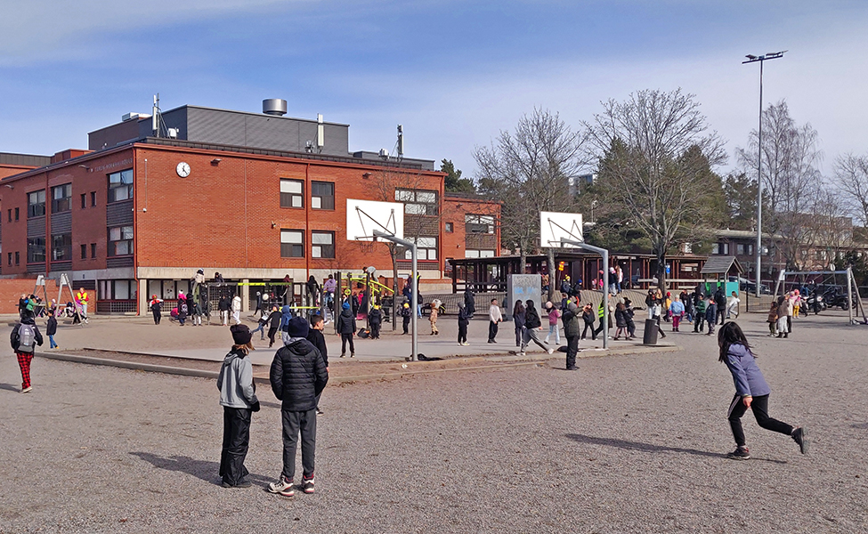 Barn på en skolgård.