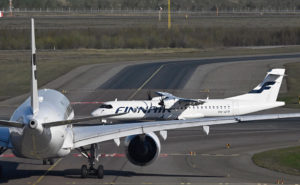 två vita flygplan