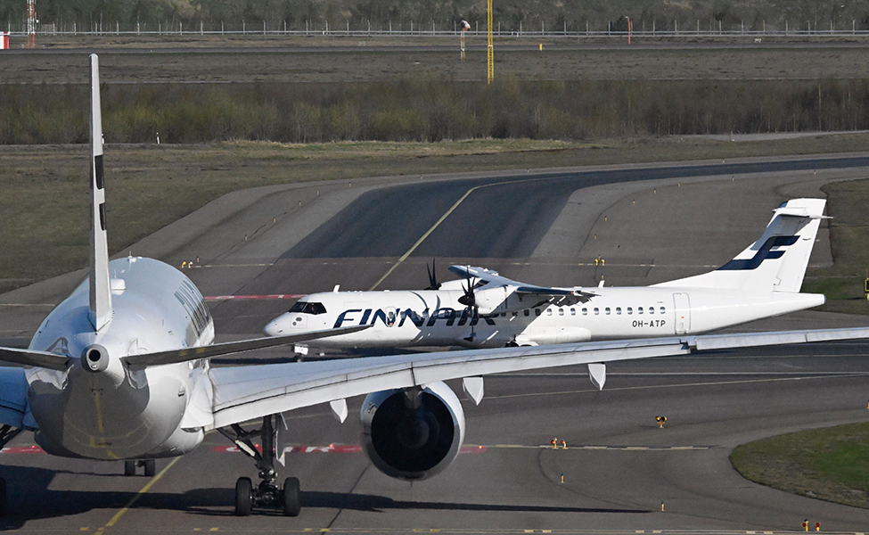 två vita flygplan