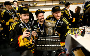 Ishockeyspelare med medaljer och pokal