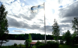 Finlands flagga i topp