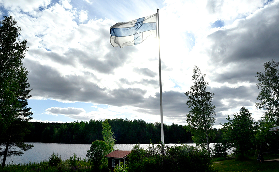 Finlands flagga i topp