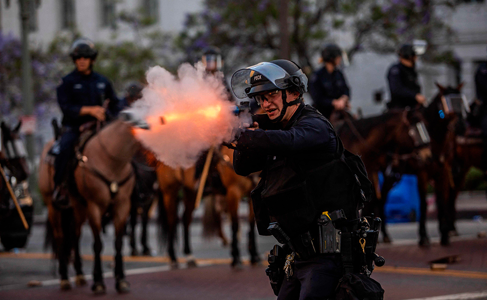 en polis skjuter