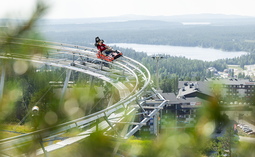 Det finns en bergochdalbana på fjället Rukatunturi. I bakgrunden ser man hotellen i Ruka skidcenter.