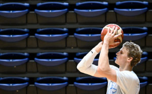Lauri Markkanen med bollen.