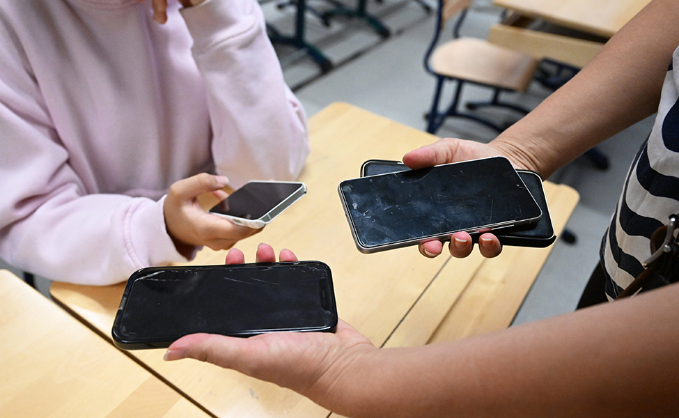 mobiltelefoner i människors händer