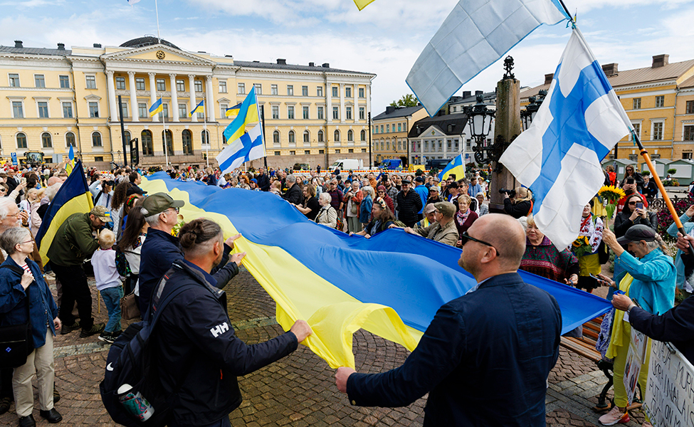 människor och flaggor på Senatstorget