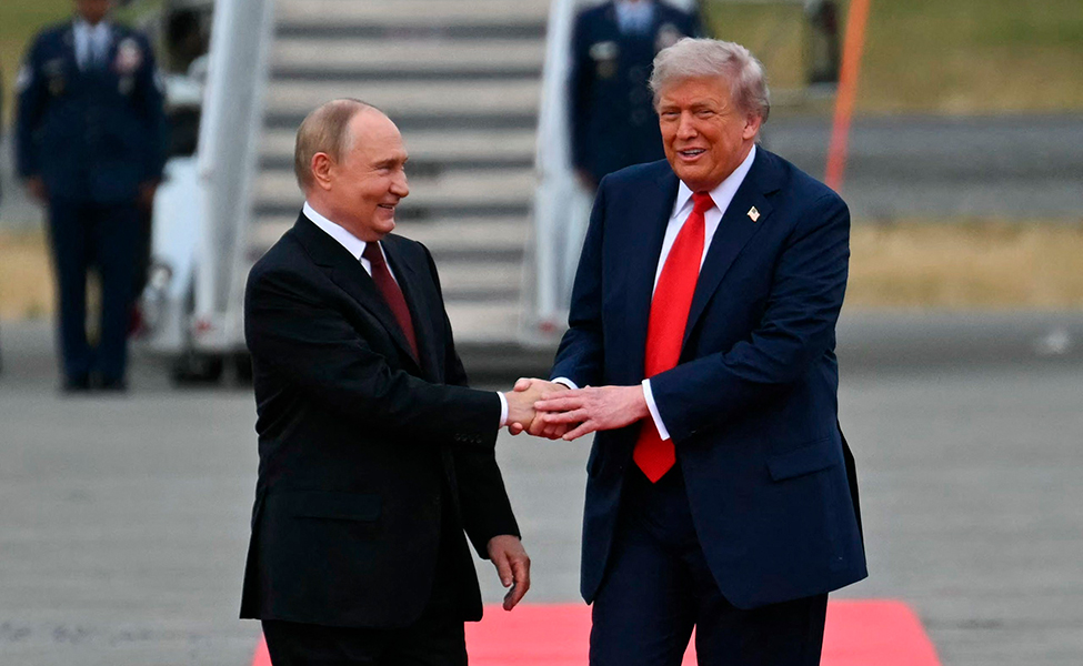 Putin och trump tar i hand.