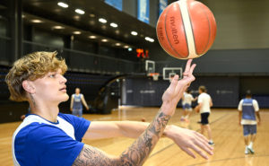 Miikka Muurinen med boll