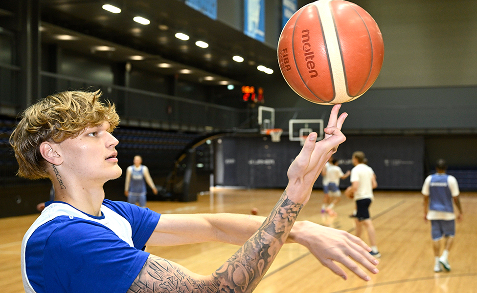 Unga Miikka Muurinen har blivit en viktig spelare i Finlands landslag i basket. Muurinen är 2 meter och 10 centimeter lång.