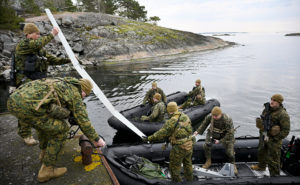 soldater i gummibåtar
