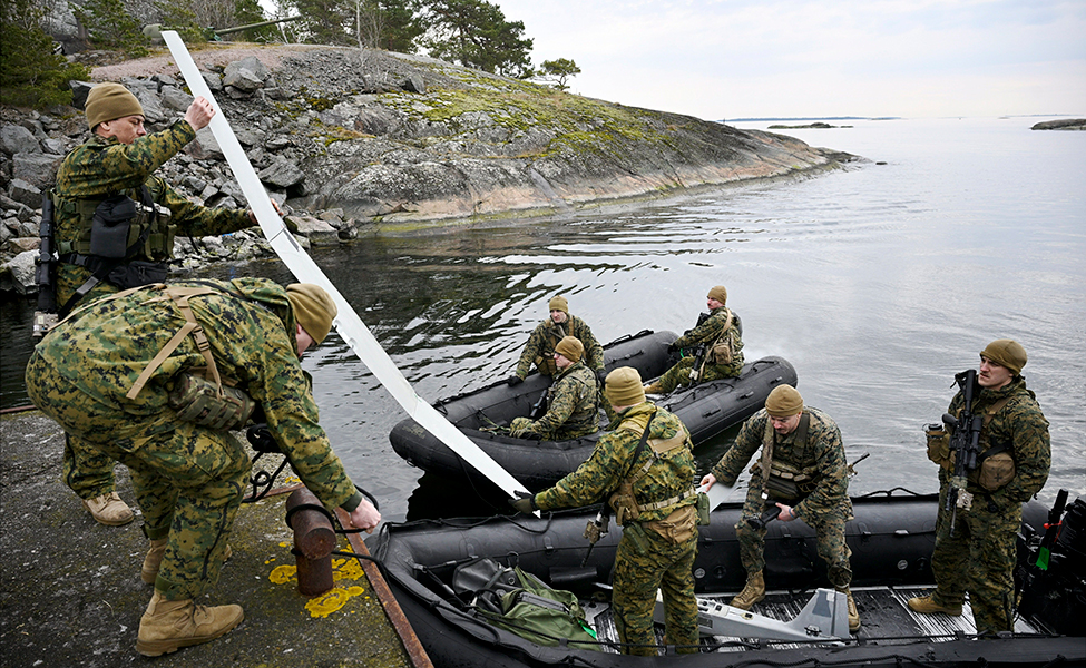 soldater i gummibåtar