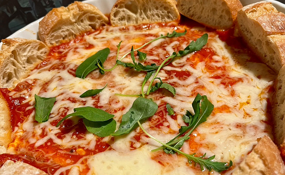 pizza med ost och bröd