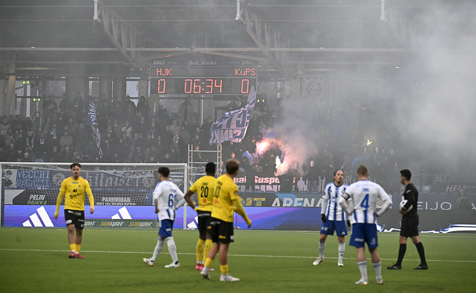 brinnande facklor på läktaren